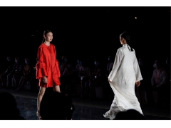 当时装周遇上服贸会：首钢园上演北京时装周首场大秀