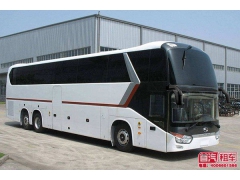 在泥泞湿滑的道路上行驶时 与前方车辆保持足够的安全距离 在泥泞湿滑的道路上行驶时 与前方车辆保持足够的安全距离