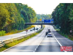 尽量避免连续制动引起的高温导致刹车片热衰减