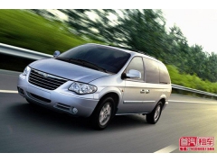 沙尘暴过后不要直接用掸子或抹布清理车身上的沙子