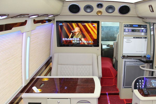 考斯特19座中巴车租赁带司机租一天多少钱？